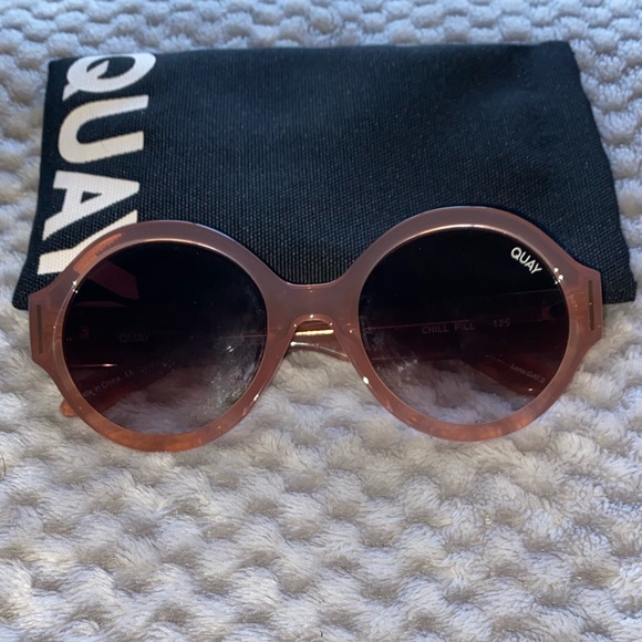 Authentic Quay Sunglasses Chill Pill in Rose - Picture 1 of 9